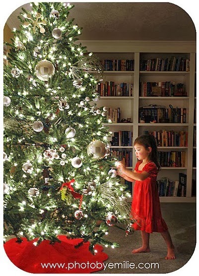 How to Take Beautiful Christmas Tree Photos by PhotobyEmilie