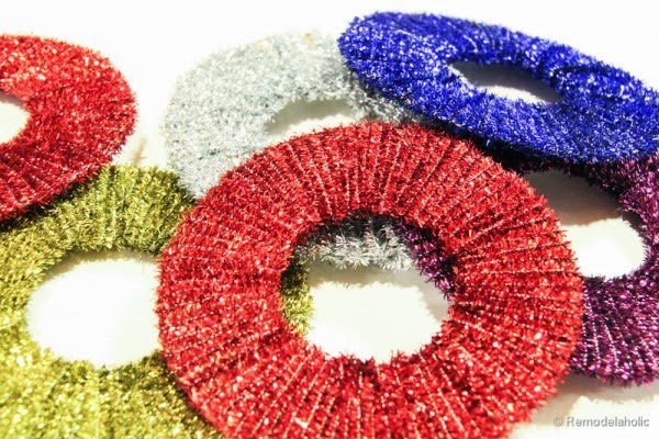 Simple Mini Wreath Ornaments by Remodelaholic using pipe cleaners!