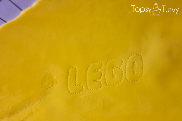 lego-head-cake-tutorial-logo-cutting