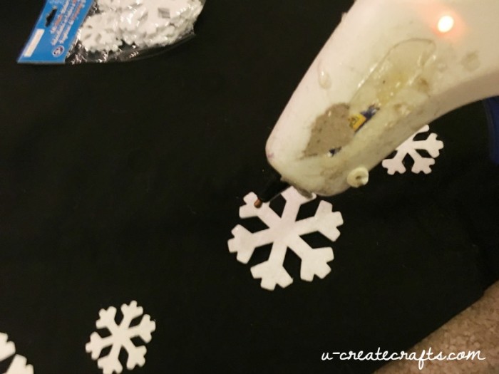 How to Make a Snowflake Tree Skirt